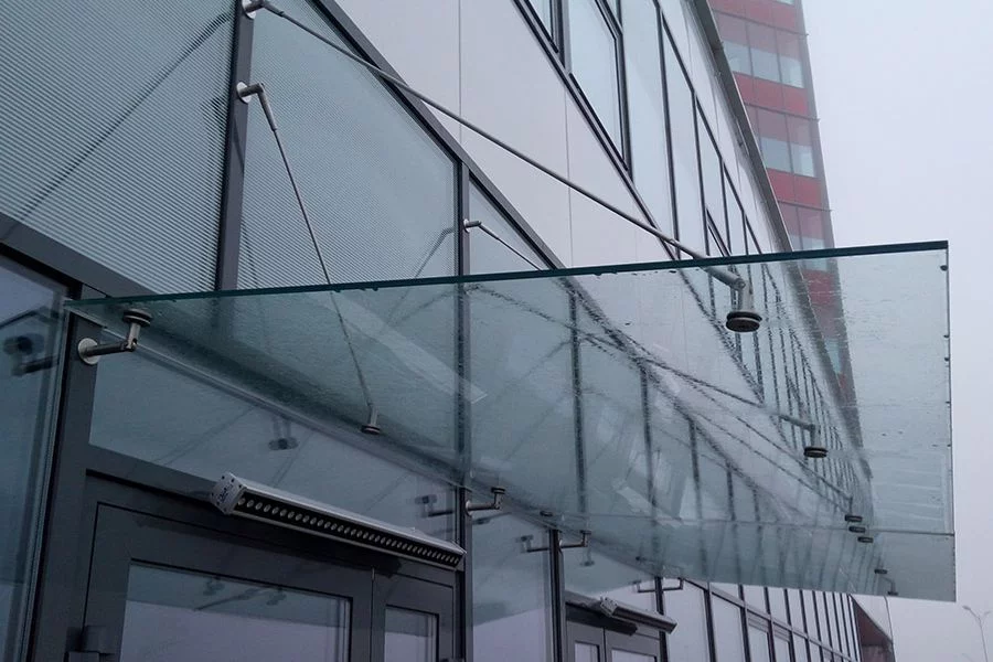 изготовление и установка подвесных стеклянных козырьков