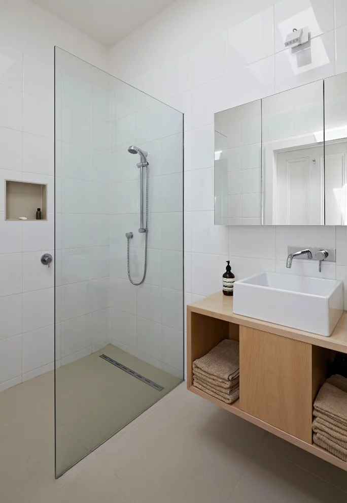 Душевая ширма – конструкция, которая позволит оформить комнату в минималистичном стиле